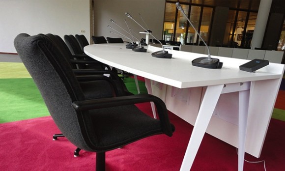 Een foto van de raadszaal in de Noordoostpolder.